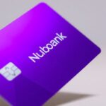 Cartão roxo com logotipo Nubank sobre fundo neutro.
