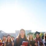 Anhanguera, estudante com diploma, campus universitário moderno.