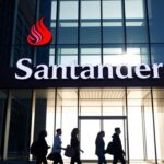 Prédio moderno do Santander com pessoas entrando.