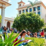 Estudiantes mexicanos en campus universitarios vibrantes.