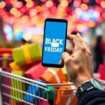 Black Friday: O Guia Completo Para Aproveitar Ofertas com Segurança em 2025 Carrinho de compras cheio de presentes e smartphone.
