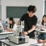 Desvendando o Curso Técnico SENAI: Entenda o Que É e Como Funciona a Formação Técnica Estudantes em sala de aula técnica do SENAI aprendendo.