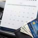 Calendário com datas de vencimento do IPVA 2026 e dinheiro.