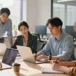 Pessoas trabalhando juntas em um escritório moderno e iluminado.