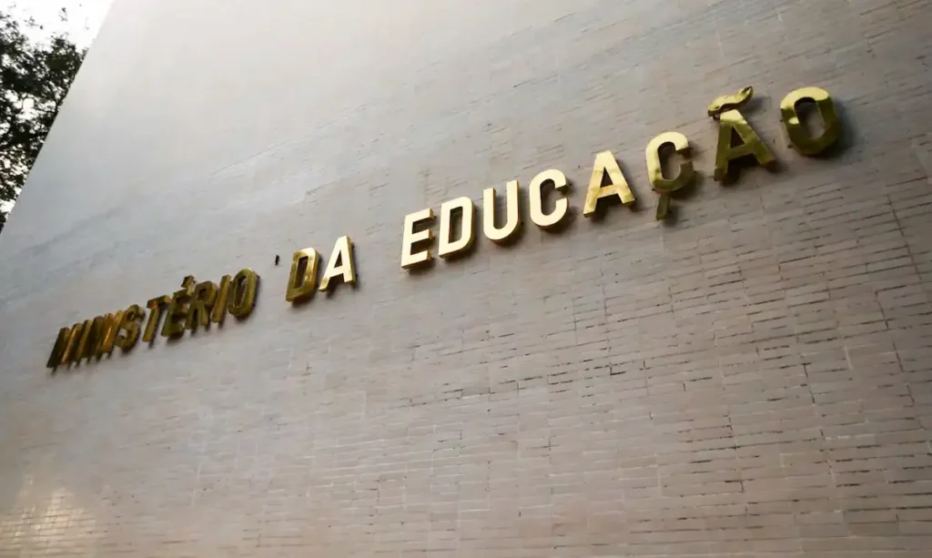 Estudante brasileiro conferindo status do Pé-de-Meia no celular em casa