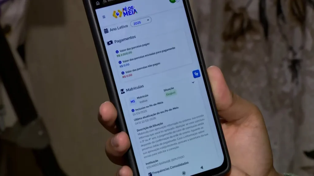 Adolescente brasileiro consultando Pé-de-Meia 2026 no celular com app Gov.br aberto