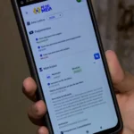 Adolescente brasileiro consultando Pé-de-Meia 2026 no celular com app Gov.br aberto