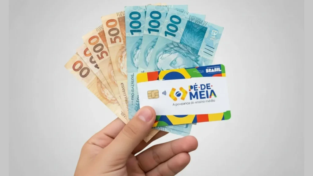 Adolescente brasileiro atualizando CadÚnico no celular para receber Pé-de-Meia 2026