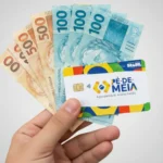 Adolescente brasileiro atualizando CadÚnico no celular para receber Pé-de-Meia 2026