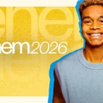 Jovem estudante consultando inscrição no Enem 2026 pelo celular com Pé-de-Meia
