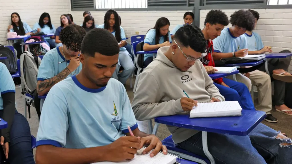 Estudante consultando calendário Pé-de-Meia de abril no celular pelo app Caixa Tem