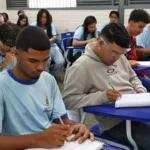 Estudante consultando calendário Pé-de-Meia de abril no celular pelo app Caixa Tem