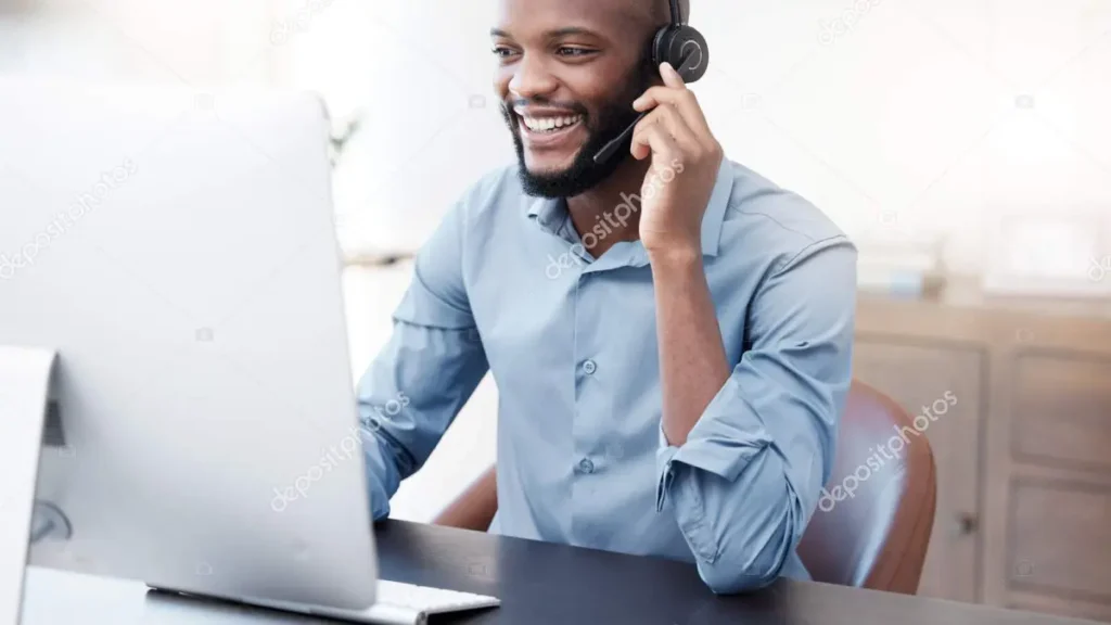 Atendente de call center em home office