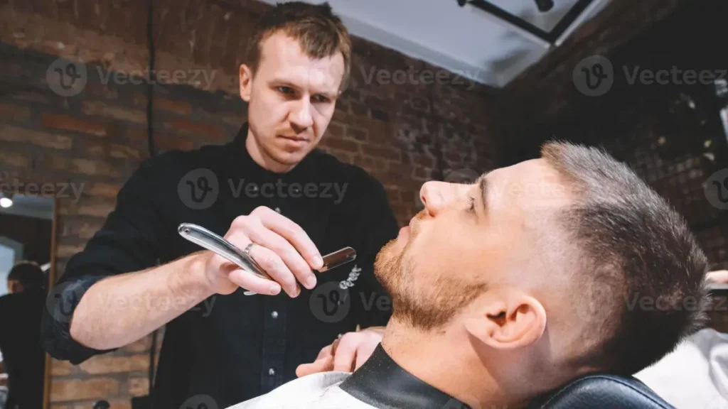 Barbeiro cortando o cabelo de um cliente