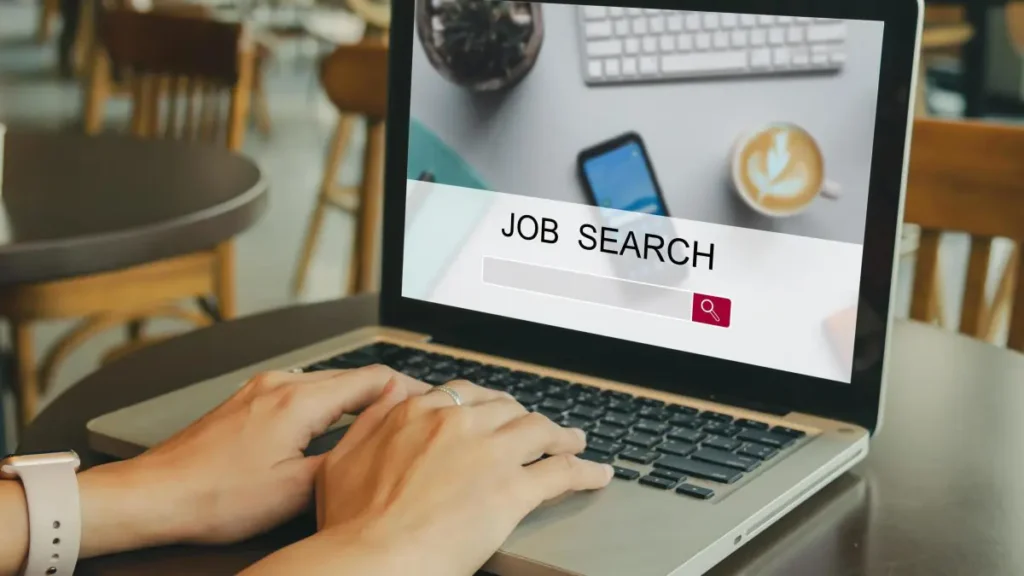 Buscando vagas de emprego em site no computador