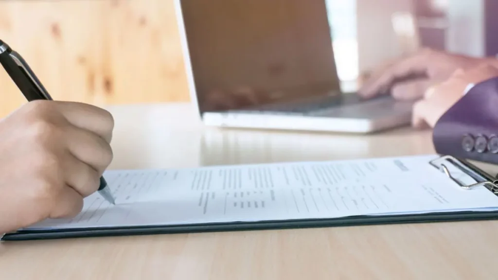 Cadastrando currículo em site de emprego no notebook