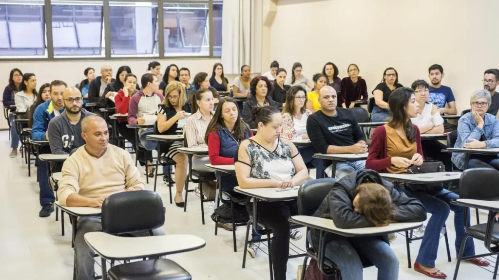 Candidatos fazendo prova de concurso público
