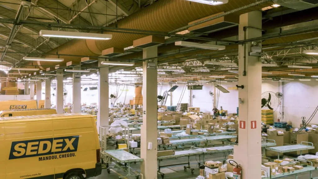 Centro de distribuição de pacotes de e-commerce