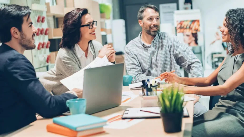 Equipe de trabalho em reunião no escritório