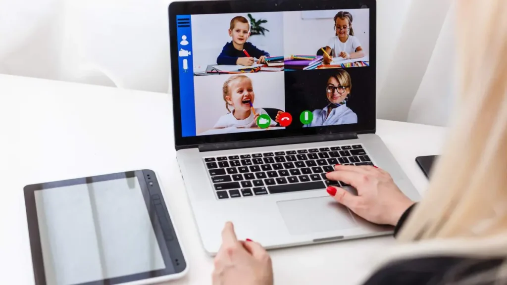Estudante fazendo curso online gratuito no notebook