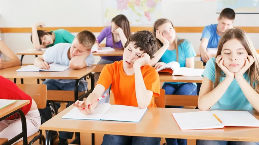 Estudantes em sala de aula de uma escola