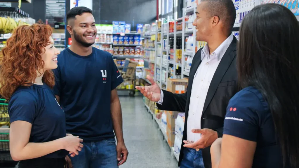 Jovem no primeiro emprego no varejo