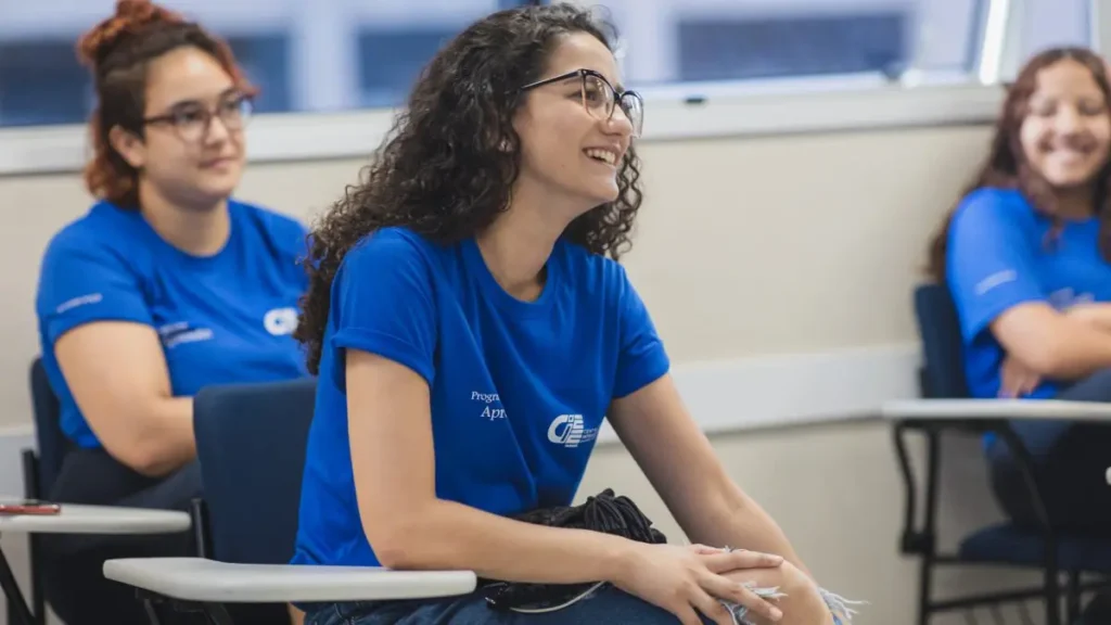 Jovens uniformizados em ambiente de trabalho
