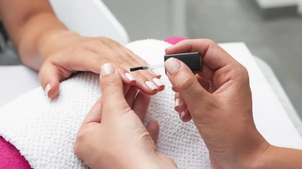 Manicure fazendo as unhas de uma cliente