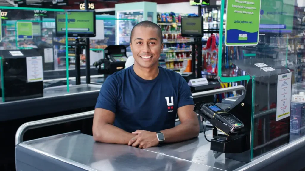 Operador de caixa em supermercado