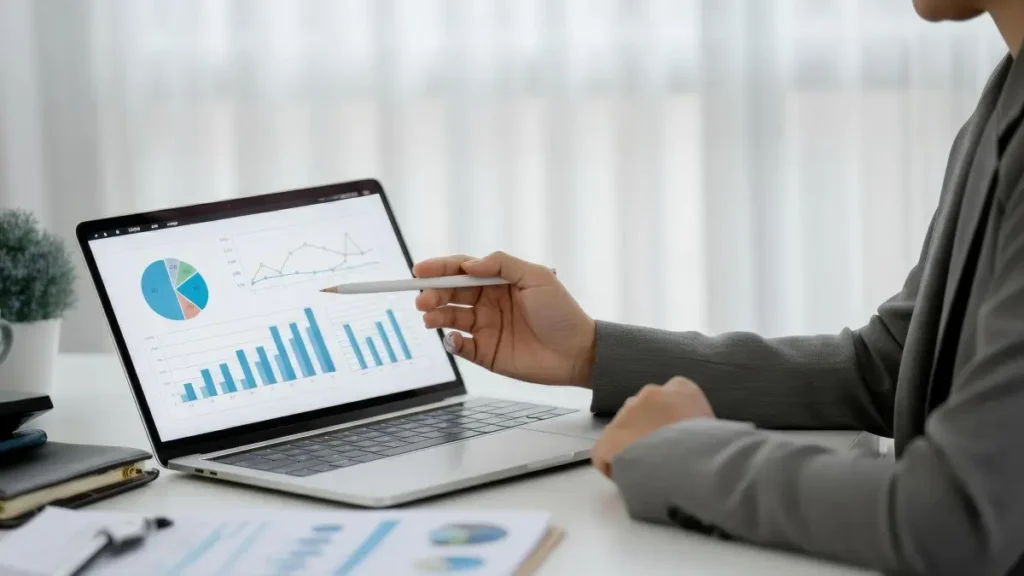 Pesquisa de salários e avaliações de empresas no notebook