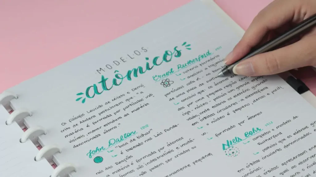 Pessoa estudando curso online no notebook