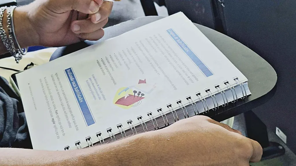 Procurando vagas de emprego por cidade no notebook