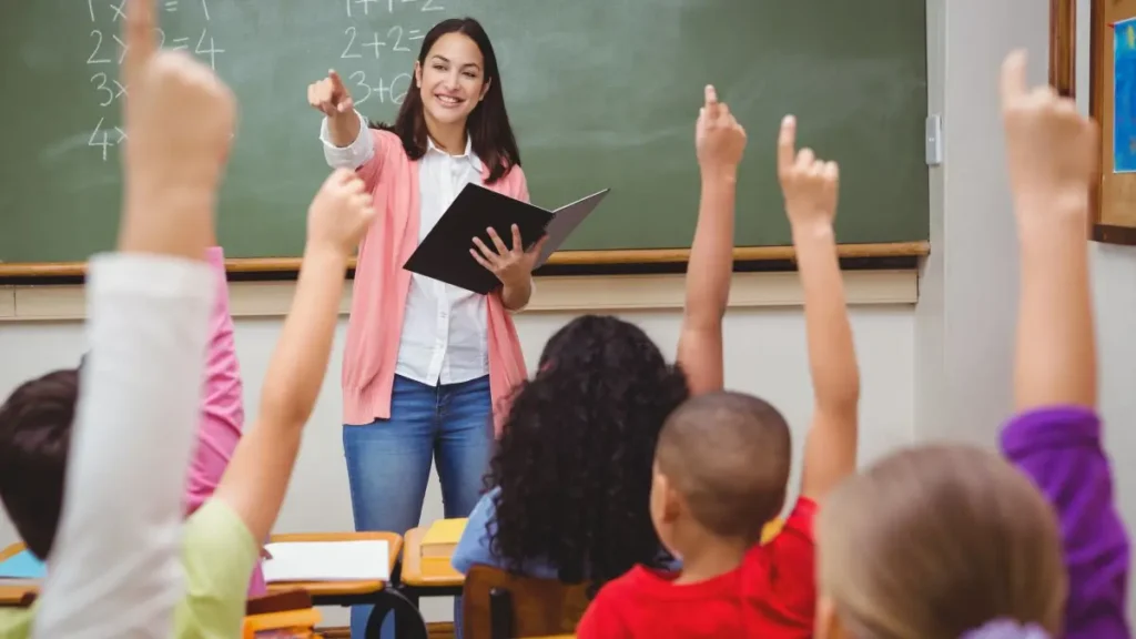 Professora dando aula em sala de aula