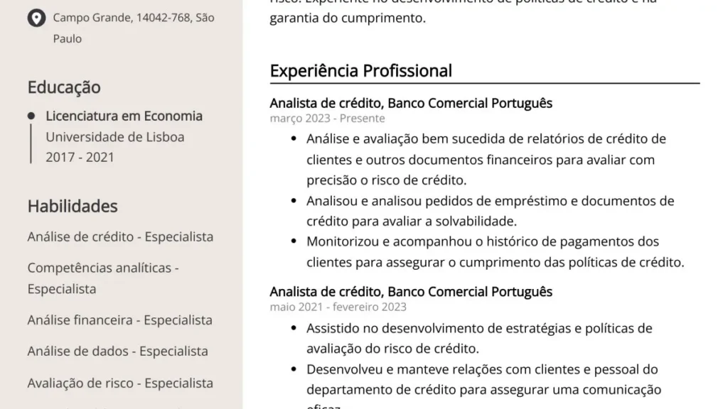 Recrutador analisando um currículo