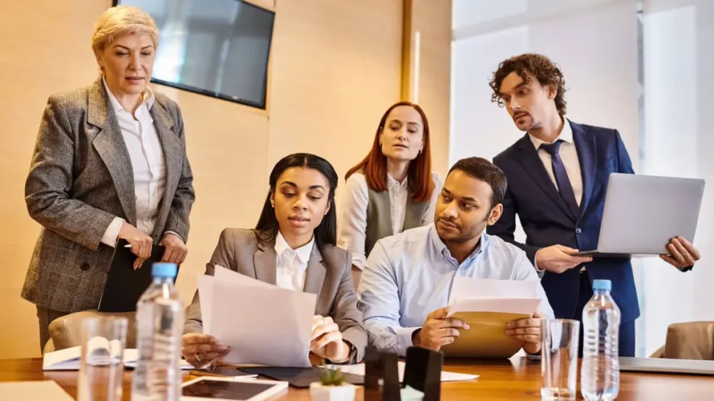 Recrutadora analisando currículos no escritório